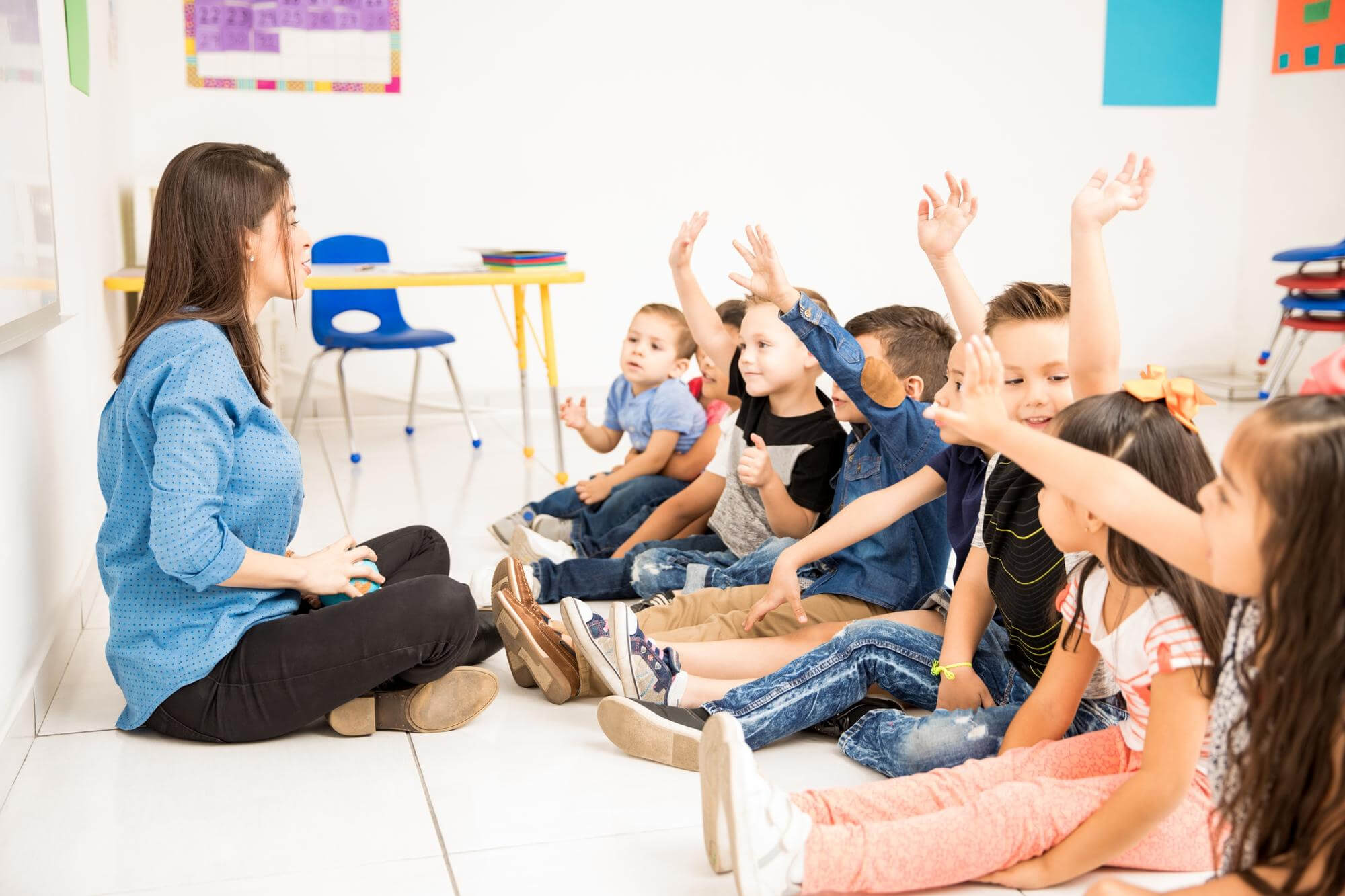 Professora contando História do Material Dourado para os alunos em sala de aula