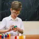 Matemática para Autista: o Material Dourado para crianças com TEA