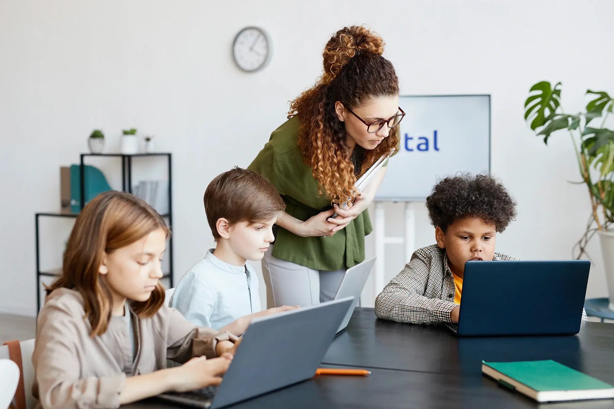 Professora abordando educação e tecnologia.