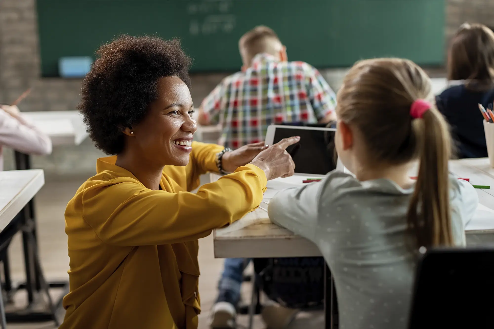 Professora utilizando a educação 4.0 para ensinar.